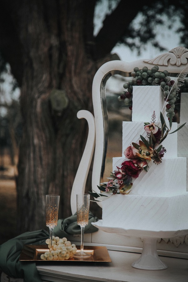 Art Deco Cake | Dramatic Rustic 1920s Wedding Inspiration