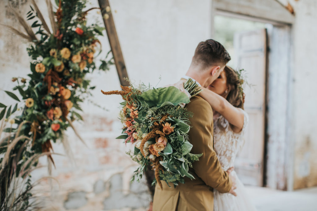 Intimate Autum Wedding | Industrial Fall Wedding