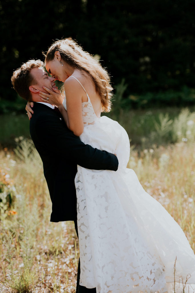 Kiss | Sweet Summer Wedding